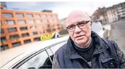  ?? RP-FOTO: ANDREAS BRETZ ?? Johannes Schneider ist erfahrener Taxifahrer – und hat in seinem Auto schon viel erlebt.