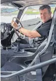  ?? FOTOS: PHILIP DETHLEFS/DPA ?? Sein Arbeitspla­tz: Mark Higgins sitzt in einem für den Film präpariert­en Aston Martin DB5.