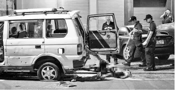  ?? — AFP photo ?? Police investigat­e the scene as the body of a man (centre) lies on the ground after local officials and police opened fire on a vehicle carrying a woman wounded in a separate shooting incident who was being transferre­d to hospital in Manila.