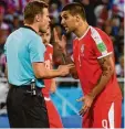  ?? Foto: dpa ?? Mit der Leistung des deutschen Schieds richters Felix Brych (links) waren Aleks andar Mitrovic und die Serben nicht ein verstanden.