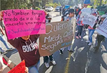  ??  ?? Un grupo de estudiante­s bloqueó la carretera que conecta a Tenango del Valle con Tenancingo, a la altura del kilómetro 34, para exigir justicia en el homicidio de una enfermera ocurrido la semana pasada y mayor seguridad.