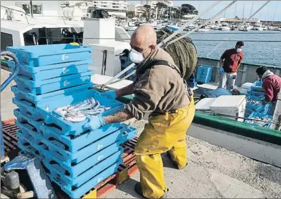  ?? PERE DURAN / NORD MEDIA ?? Una de las cuatro barcas que el miércoles salieron a faenar desde el puerto de Palamós