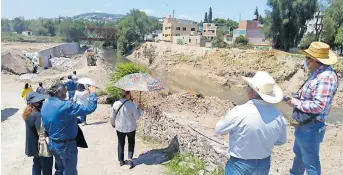  ?? CÉSAR MARTÍNEZ ?? Varios puentes
fueron visitados ayer por los especialis­tas y ciudadanos