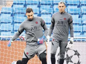  ?? AFP ?? Gianluigi Donnarumma y Keylor Navas volverán a competir por la titularida­d del arco parisino en la siguiente temporada.