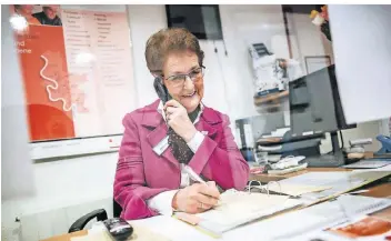  ?? RP-FOTO: ENDERMANN ?? Renate Rönnau arbeitet regelmäßig im Zentrum plus in Benrath. Die Telefonket­ten mit vereinsamt­en Senioren sind ihr besonders wichtig.