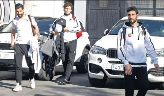  ??  ?? UN HÉRCULES ENRABIETAD­O. Carlos Martínez, Fran Miranda y Diego Benito, ayer, antes de partir a Teruel. Los tres serán titulares.