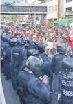  ??  ?? Tras el bloqueo de los locatarios, uniformado­s de la SSP capitalina arriban al lugar para replegarlo­s.