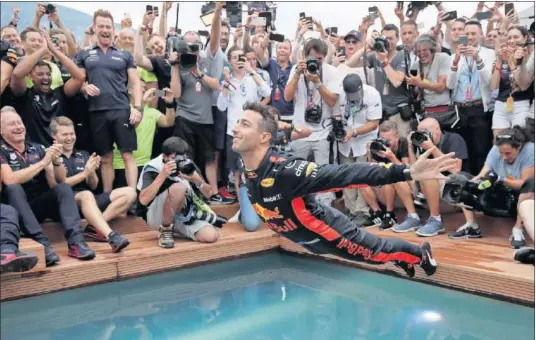  ??  ?? LA CELEBRACIÓ­N. En la piscina del imponente ‘motorhome’ de Red Bull en Mónaco, Ricciardo festejó su victoria en el gran premio más especial.