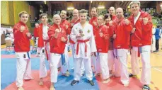  ?? FOTO: ANDRE STAMSEN ?? Das Team des Karate-Dojo Fischbach blickt motiviert auf die anstehende­n Wettkämpfe der Erwachsene­n und Masterklas­se. Die erste Goldmedail­le ist bereits gesichert durch Niclas Baldauf (Bildmitte).