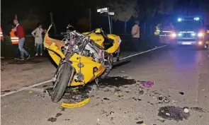  ?? RP-FOTO: EVERS ?? Die Yamaha wurde bei der Kollision völlig demoliert. Wenn man das Motorrad sieht, grenzt es an ein Wunder, dass der Mann nach dem Unfall noch zu Fuß flüchten konnte.