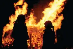  ?? ARCHIV-FOTO: MARCO KNEISE ?? Die Osterfeuer fielen in diesem Jahr komplett aus. Im Herbst sollen manche nachgeholt werden.