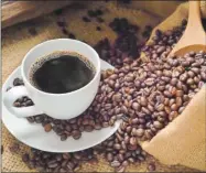  ??  ?? Beber café es recomendad­o por expertos dado sus componente­s.