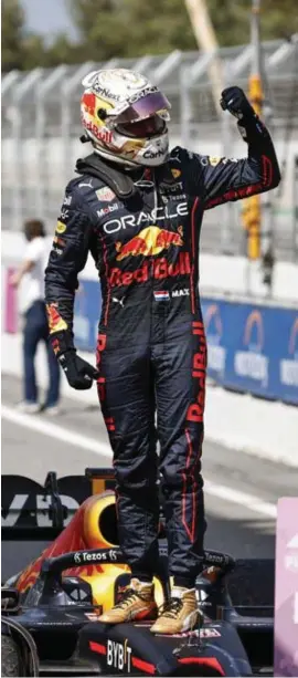  ?? Photo news ?? Max Verstappen heeft Charles Leclerc na zes races van de troon geduwd.