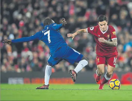  ?? FOTO: GETTY IMAGES ?? Philippe Coutinho, de 25 años, supera a N’Golo Kanté en el duelo del sábado entre Liverpool y Chelsea en Anfield (1-1)