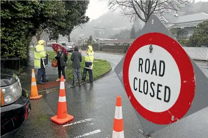  ?? MARTIN DE RUYTER/STUFF ?? Police stop people entering Nile St, Nelson as police and Defence Force personnel evacuate people from the area.