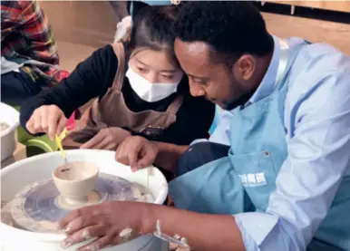  ??  ?? African youth in China experience ceramic culture in Jingdezhen China Ceramic Museum on October 28, 2020