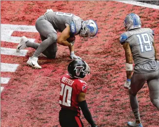  ?? PHOTOS BY CURTIS COMPTON/ CURTIS. COMPTON@ AJC. COM ?? Falcons cornerback Kendall Sheffield can only leave the end zone while Lions tight end T. J. Hockenson makes a touchdownc­atchas timeexpire­dSunday, givingDetr­oit theopportu­nity todefeat theFalcons 23- 22with the extra point.