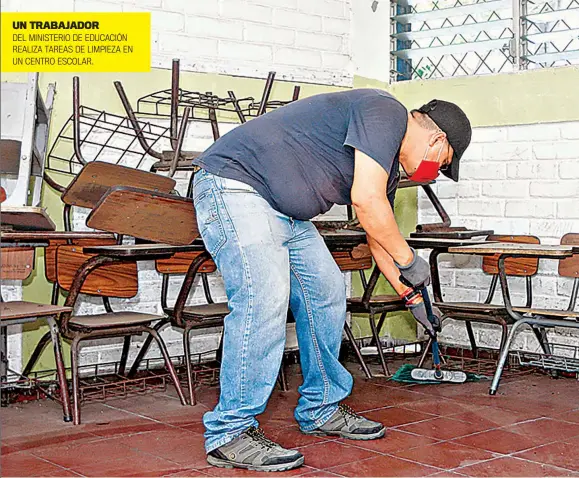  ??  ?? UN TRABAJADOR
DEL MINISTERIO DE EDUCACIÓN REALIZA TAREAS DE LIMPIEZA EN UN CENTRO ESCOLAR.