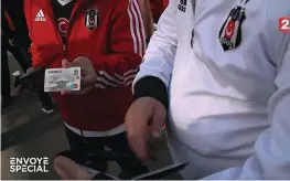  ?? ENVOYE SPECIAL/CAPTURE ?? Pour assister à un match, chaque supporter turc doit désormais présenter son pass électroniq­ue. Image issue d’Erdogan, le dieu du stade, France 2.