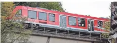  ?? FOTO: MARKUS KLÜMPER/VISUAL INFORM/DPA ?? Die Regionalba­hn 25 fährt durch die oberbergis­che Region zwischen Köln und Lüdenschei­d.