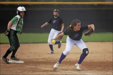  ?? JEN FORBUS — THE MORNING JOURNAL ?? Vermilion third baseman Gracie Frey takes aim to throw to first against Margaretta.