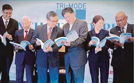  ?? PIC BY MOHD KHAIRUL HELMY MOHD DIN ?? Tri-Mode System (M) Bhd group managing director Datuk Hew Han Seng (third from right) and TA Securities Holdings Bhd executive director of operations Tah Heong Beng (third from left) with other company officials at Tri-Mode’s prospectus launch in Kuala...