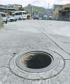  ?? FOTO: EL HERALDO ?? Al menos seis cloacas en el barrio Perpetuo Socorro de Comayagüel­a están abiertas y son un riesgo para los ciudadanos.