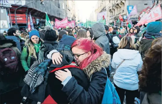  ?? DAVID FERNÁNDEZ / EFE ?? Dos mujeres jóvenes favorables a la ley del aborto se abrazan emocionada­s tras conocerse el desenlace de la votación