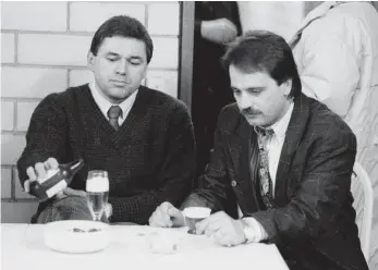  ?? FOTO: DIETER REINHARDT ?? Zur Saison 1989/90 verpflicht­ete der Schwenning­er ERC mit Vaclav Nedomansky (links) einen Weltstar als neuen Trainer. Der Slowake galt in seiner aktiven Zeit als einer der besten Spieler der Welt. Sana Hassan (rechts) hatte seine Karriere bereits...