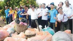  ??  ?? Chow (centre) during the launch of Plogclean at Karpal Singh Drive.