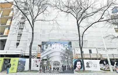  ?? [Clemens Fabry] ?? Der Leerstand an der Wiener Mariahilfe­r Straße nimmt nicht nur wegen des unfertigen Kaufhauses Lamarr zu.