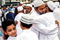  ?? Photo by Juidin Bernarrd ?? IT’S CELEBRATIO­N TIME: Friends and relatives exchange greetings after offering Eid prayers at Al Noor Mosque in Buhaira Corniche, Sharjah, on Sunday. —