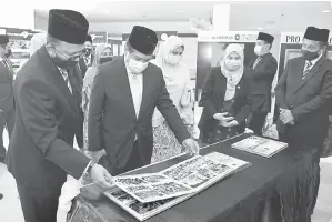  ??  ?? MENCEMAR DULI: Sultan Mizan (dua kiri) berkenan melawat ruang pameran ketika berangkat pada Majlis Syarahan Diraja sempena 40 tahun Universiti Sultan Zainal Abidin (UniSZA) di UniSZA, Kuala Terengganu semalam. Turut berangkat Sultanah Nur Zahirah (tiga kiri).