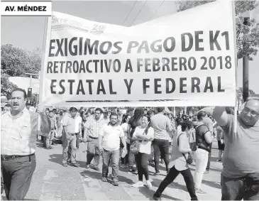  ??  ?? AV. MÉNDEZ • La protesta del magisterio del SITET y del SNTE atiborró la avenida Méndez.