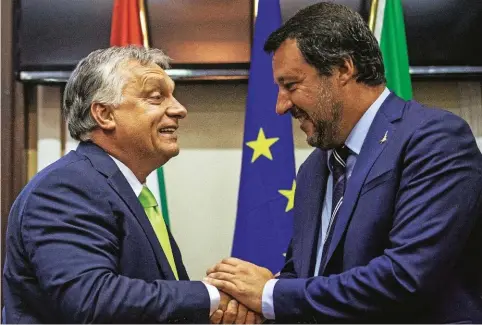  ??  ?? Il ministro dell’Interno Matteo Salvini durante l’incontro con il premier ungherese Viktor Orbán a Milano il 28 agosto.