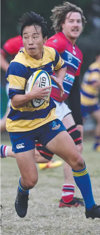  ?? Picture: TERTIUS PICKARD ?? Shoma Okubo runs it up in the Gold Coast Eagles and Bond Pirates game.