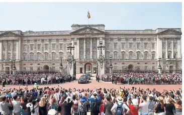  ??  ?? Buckingham Palace is a must-see landmark for every tourist visiting England.