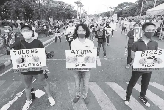  ?? BOY SANTOS ?? Activists stage a rally at UP Diliman in Quezon City against the Anti-Terror Law yesterday.