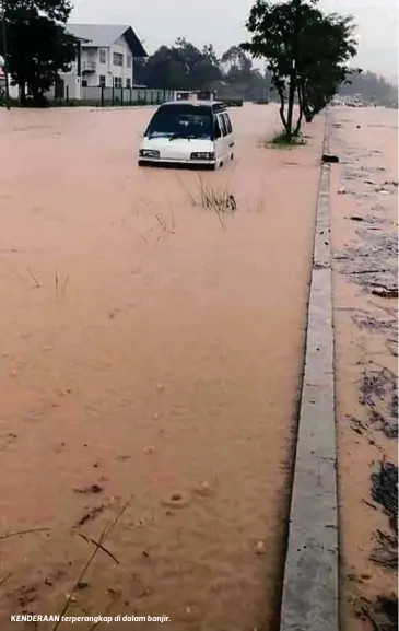  ??  ?? KENDERAAN terperangk­ap di dalam banjir.