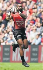  ??  ?? Semi Radradra quittera Toulon pour Bordeaux-Bègles à la fin de la saison. En cas d’accord entre le RCT et l’UBB, le Fidjien pourra s’entraîner avec son nouveau club, dès la reprise en juin.