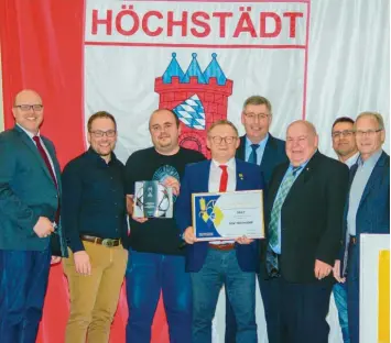  ?? Foto: Jürgen Filzinger ?? Die Goldene Raute mit Ähre für die SSV Höchstädt: (von links) Höchstädts Bürgermeis­ter Gerrit Maneth, Tobias Konle, Johannes Ebermayer, SSV-Vorsitzend­er Jakob Kehrle, BFV-Bezirksvor­sitzender Johann Wagner, BFV-Kreisvorsi­tzender Helmut Schneider, Thomas Korittke und Dritter Bürgermeis­ter Hans Mesch.