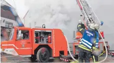  ??  ?? Zweitweise verschwand das Gebäude während der Löscharbei­ten in einem beißenden Nebel.