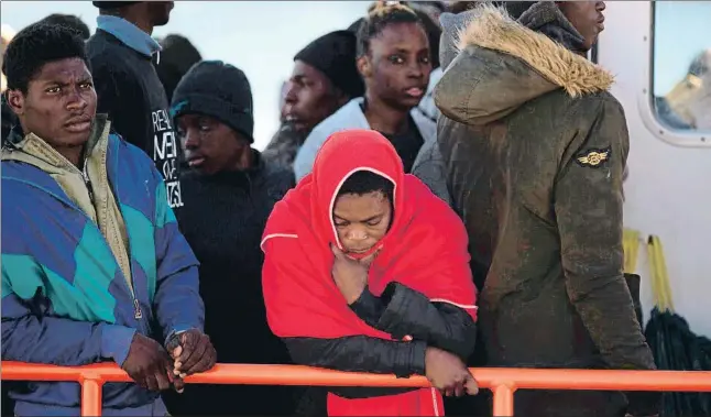  ?? JORGE GUERRERO / AFP ?? Un grup de migrants rescatats a prop de les costes espanyoles arribant al port de Màlaga el 10 de desembre