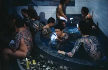  ?? FOTO: ALL OVER ?? Tatoverede yakuza-medlemmer i et offentligt badehus.