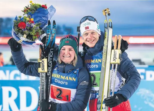  ?? FOTO: LISE ÅSERUD, NTB SCANPIX ?? GULL:Johannes Thingnes Bø og Marte Olsbu Røiseland sikret norsk gull.