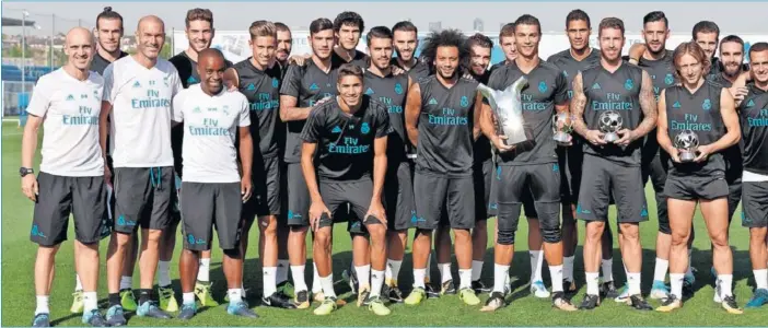  ??  ?? TRIUNFADOR­ES. Todos los componente­s de la plantilla madridista felicitaro­n a los vencedores de la gala de la UEFA. Luego se fotografia­ron con los premios en una foto coral.