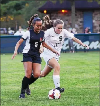  ?? GREGG SLABODA — TRENTONIAN PHOTO ?? Robbinsvil­le’s Maria Artemiou, left, and Steinert’s Gabby DeLisa, right, chase after the ball.