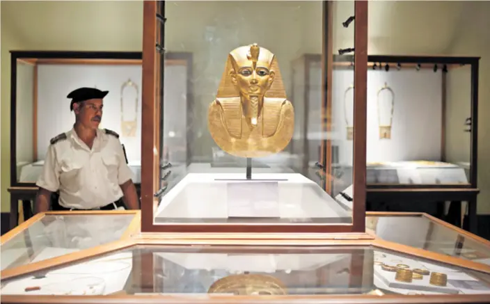  ?? ?? POSMRTNA MASKA egipatskog faraona Psusena I. izložena je u Muzeju egipatskih antikvitet­a u Kairu