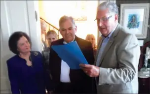  ?? SARAH DeCLERK/THREE RIVERS EDITION ?? Searcy artist Howard Johnson, center, and his wife, Sandra Joyner Johnson, listen as Searcy Mayor David Morris, right, proclaims Nov. 4 as Howard Johnson Day and presents the painter with a key to the city during a reception at Black House.