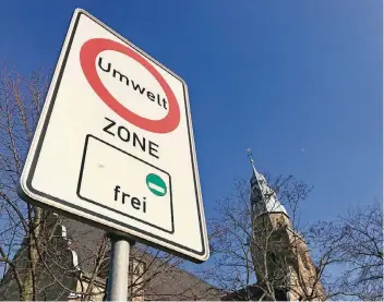  ?? FOTO: C. KLEINAU ?? Die Umweltzone wurde 2013 auf das Dreikönige­nviertel ausgedehnt. Diese und weitere Maßnahmen aus dem Luftreinha­lteplan zeigen offenbar Wirkung. An zwei von drei Messstelle­n werden die Grenzwerte in Kürze eingehalte­n.